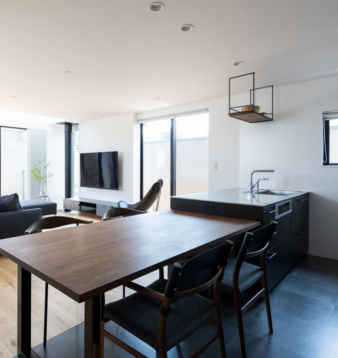 キッチンの横にダイニングテーブル